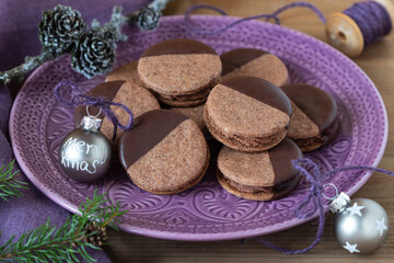 Fototapeta na wymiar Weihnachtsplätzchen Schokoladenplätzchen mit Mousse au Chocolat auf einem Teller