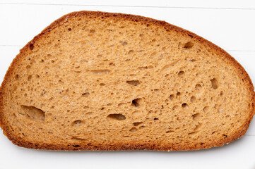 Eine Scheibe Graubrot auf einem weißen Untergrund