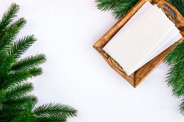 Opłatek ułożony na sianku na drewnianej tacy otoczony gałązkami świerku. Polska tradycja wigilijna. Bożonarodzeniowe tło