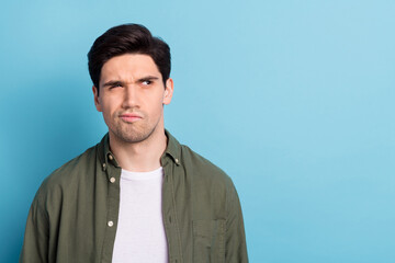 Obraz premium Photo of minded wondered guy look empty space think decide doubt option isolated over sky light color background