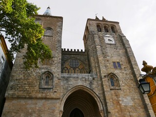 Cath&eacute;drale basilique Notre Dame de l'Assomption &agrave; Evora dans la r&eacute;gion de l'Algarve au Portugal