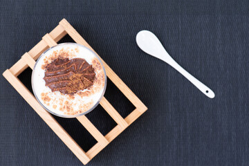 Arroz con leche con galleta de chocolate, vista superior