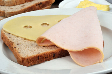 Préparation d'un croque-monsieur avec ses ingrédients