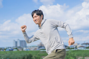 空と運動する男性