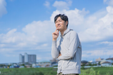 空と運動する男性