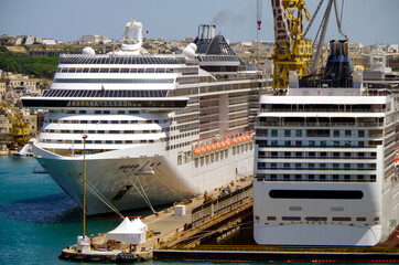Cruiseship cruise ship liner MSC Divina in port of Valletta, Malta - Kreuzfahrtschiff Divina im...
