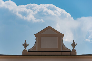 Obraz premium Kirchendach Fassade vor Wolkenhimmel