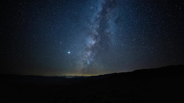 Amazing time-lapse of the starry night sky.