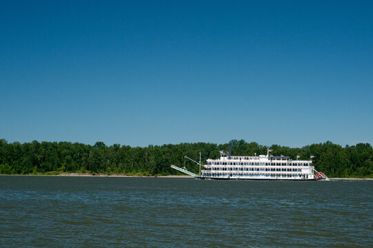 sternwheeler riverboat on the columbia river.