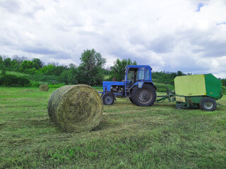 Fototapeta na wymiar tractor in field