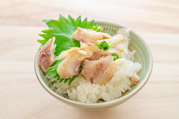 焼魚の身をほぐして乗せたご飯
