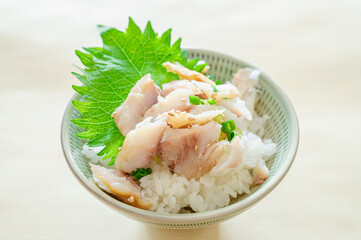 焼魚の身をほぐして乗せたご飯