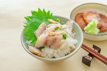 焼魚の身をほぐして乗せたご飯