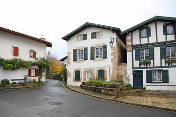 calle de  casas con ventanas verdes en ascain pueblo vasco francés francia 4M0A7779-as21