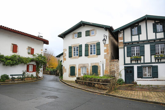 calle de  casas con ventanas verdes en ascain pueblo vasco franc&eacute;s francia 4M0A7779-as21