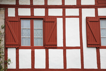 fachada de casa con ventanas rojas en ascain pueblo vasco francés francia 4M0A7814-as21 - 475153323