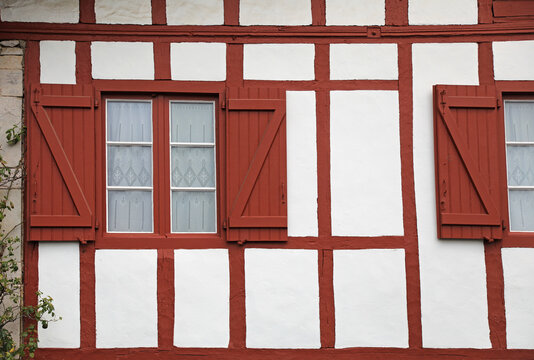 fachada de casa con ventanas rojas en ascain pueblo vasco franc&eacute;s francia 4M0A7814-as21