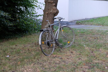 FU 2020-09-19 Schule 86 Am Baum steht ein Fahrrad