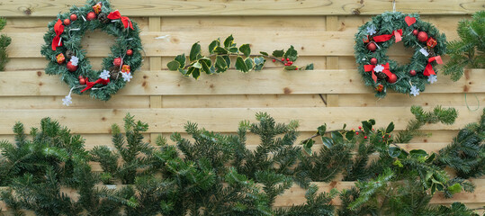 Weihnachtskranz Dekoration an einer Holzwand als Hintergrund