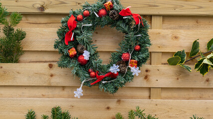 Weihnachtskranz Dekoration an einer Holzwand als Hintergrund
