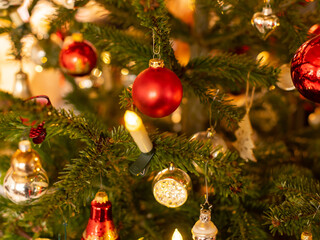 Weihnachtskugel an einem Tannenbaum 