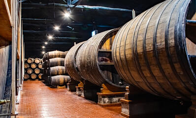 Traditioneller Portweinkeller   Porto am Rio Douro, Küstenstadt Portugals,  Brücken, Portwein,...