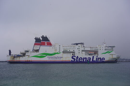 Stena Line Fähre bei der Einfahrt nach Rostock am 14.12.2021