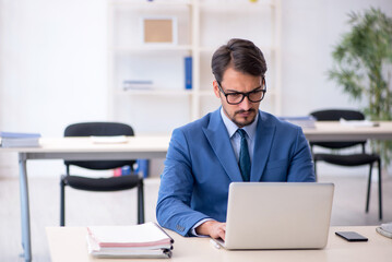 Obraz premium Young male employee working in the office
