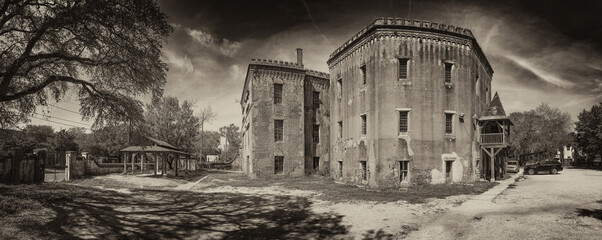 Obraz premium Old Charleston Jail in South Carolina, panoramic view on a sunny day, USA. - Panoramic view