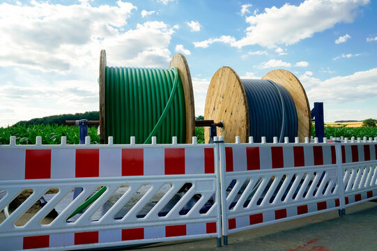 Digitalisierung - Breitbandausbau, Baustelle mit Glasfaserrohren.