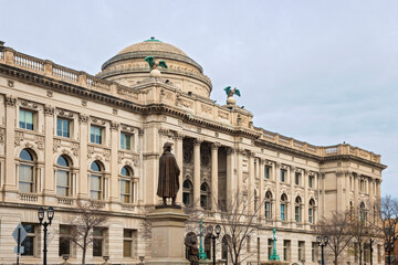 Fototapeta premium renaissance style public library building in milwaukee