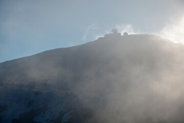 Karkonosze - szczyt Śnieżki za poranną mgłą