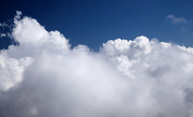 Obraz premium Natural background of sky with a band of cumulus clouds 