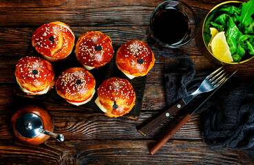 mini hamburgers sliders, mini burgers on board
