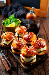 mini hamburgers sliders, mini burgers on board
