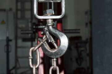 The rigging chain hangs on the hook of the lifting mechanism