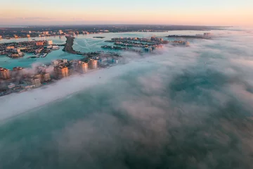 Photo sur Plexiglas Clearwater Beach, Floride Clearwater Beach en Floride. Panorama de la ville. Vacances d& 39 été. Belle vue sur les hôtels et centres de villégiature sur l& 39 île. Couleur turquoise de l& 39 eau de mer. Brouillard sur la côte du golfe du Mexique. Photographie aérienne