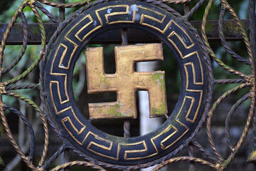 Hinduistische Swastika an einem Tempel auf Bali, Indonesien, Symbol für Glück und Zufriedenheit