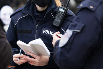 Legitymowanie osoby przez Polscy policjanci. 