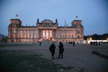 Nachtaufnahme mit Langzeitbelichtung des Berliner Reichstagsgebäudes