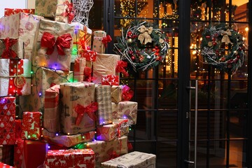 Naklejka premium Big bunch colorful christmas gift box and new year decorations 