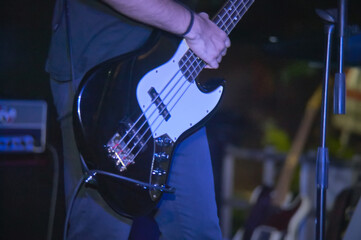 Playng Acoustica bass