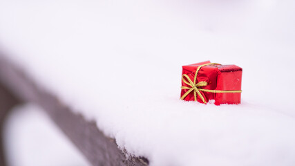 Prezent na śniegu, święta, zima, wesołych świąt.  - obrazy, fototapety, plakaty