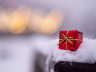 Prezent na śniegu, święta, zima, wesołych świąt. 