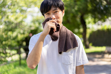 Fototapeta premium 公園でジョギングをする男性
