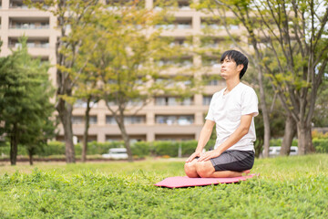 野外でヨガをする男性