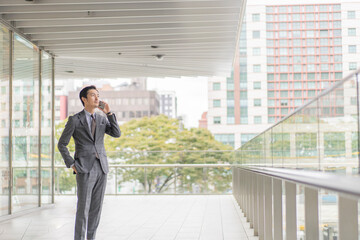 スーツ姿の男性