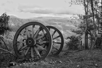 Fototapeta na wymiar old wagon wheels that still use wood on the mountain