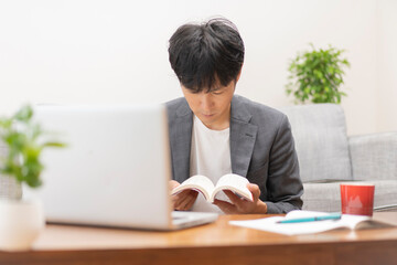 在宅ワークの男性