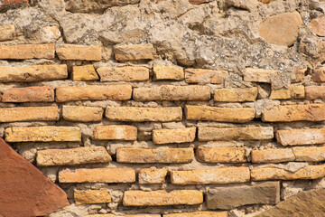 Naklejka premium Uplistsikhe wall lined with different colored stones